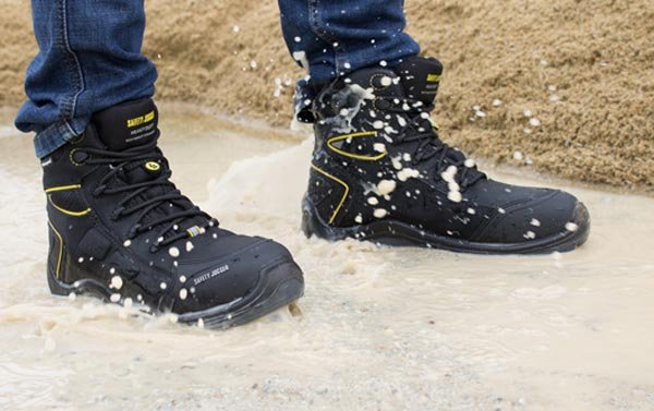 Giày bảo hộ chống nước là gì? 