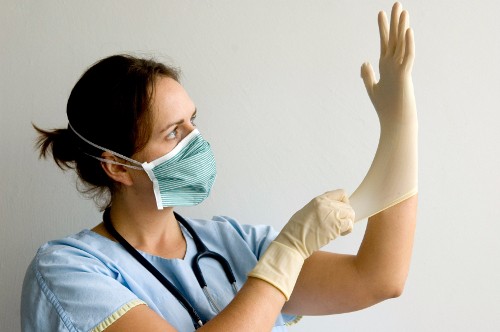 Găng tay y tế cần được đeo ôm sát đôi tay, co giãn tốt mà vẫn tạo cảm giác thoải mái khi vận động.
